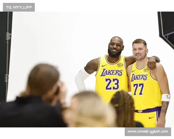 詹姆斯场边观战湖人，为队友精彩表现欢呼